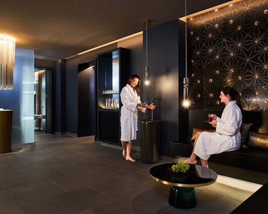 Ladies Spa Zwei Frauen in weißen Bademänteln genießen ihre Auszeit im Ladies-Spa