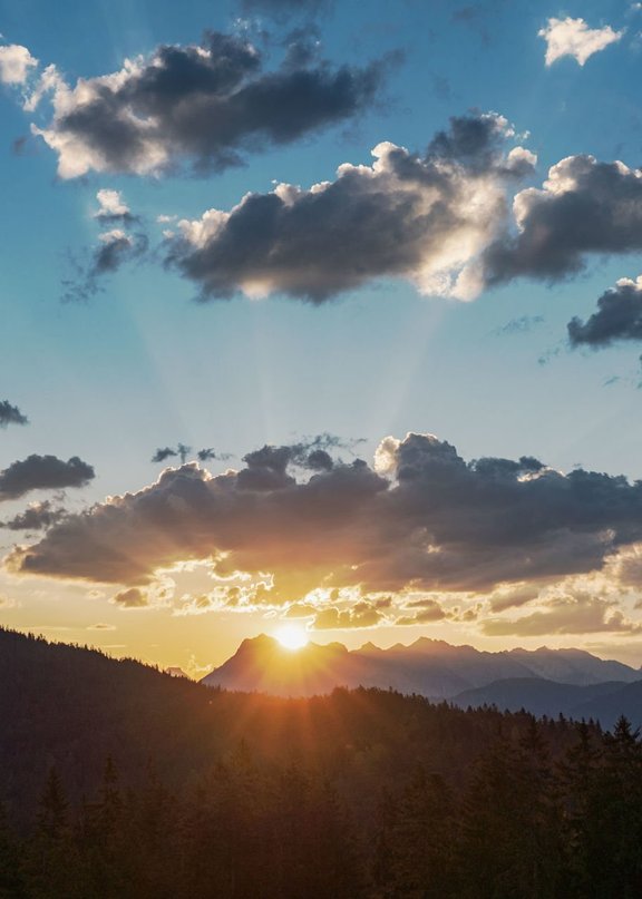 Capture of a breathtaking sunrise in the mountains