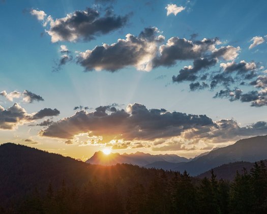 Sonnenuntergang Aufnahme eines atemberaubenden Sonnenaufgangs in den Bergen