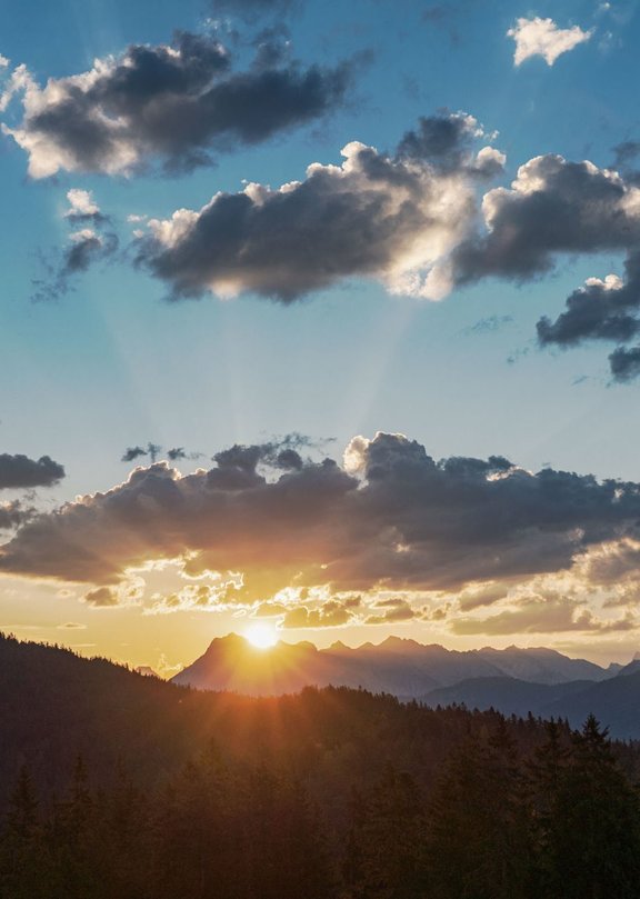 Sonnenuntergang in den Bergen Aufnahme eines atemberaubenden Sonnenaufgangs in den Bergen