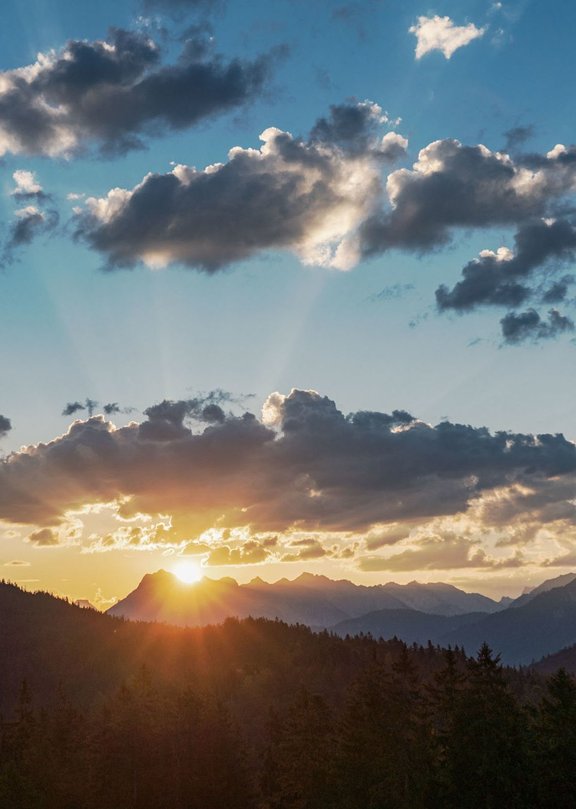 Sonnenuntergang in den Bergen Aufnahme eines atemberaubenden Sonnenaufgangs in den Bergen