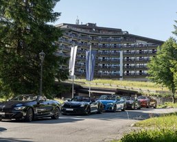 Cabriolets vor dem Interalpen Hotel Tyrol