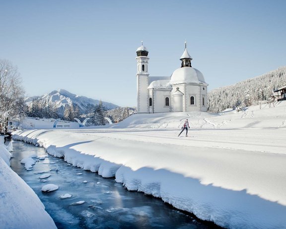 Winterliche Aufnahme der Seekirche in einer schneebedeckten Landschaft 
