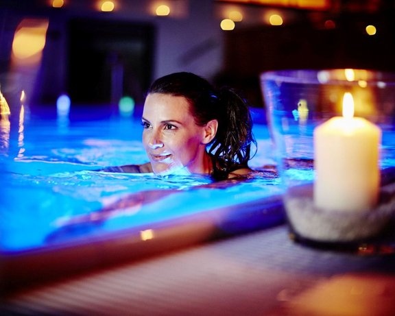 Schwimmen im Kerzenschein im Interalpen-Hotel Tyrol Schwimmen im Kerzenschein im Interalpen-Hotel Tyrol