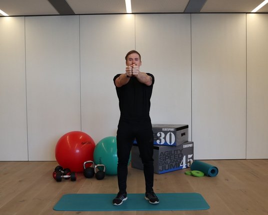 Ausgangsposition Fitnessübung im hauseigenen Gym