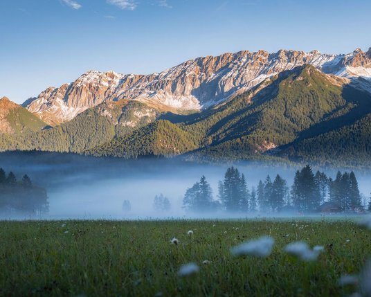 Oberleutasch im Herbst mit Nebel bei Sonnenaufgang ©Region Seefeld Oberleutasch im Herbst mit Nebel bei Sonnenaufgang ©Region Seefeld