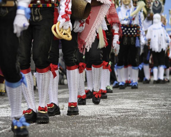 © Tirol Werbung, Bernhard Aichner Nahaufnahme traditioneller Tiroler Stulpen und Schuhen