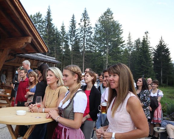 Grillfest für Mitarbeiter:innen im Sommer in einem 5 Sterne Hotel