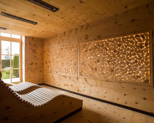 Einblick in die Infrarot-Sole-Kabine mit bequemen Liegemöglichkeiten einer Sauna in Tirol
