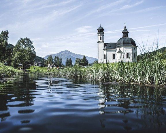 © Region Seefeld, Stephan Elsler_Seekirchl_Seefeld Blick vom Bach auf die Seefelder Kirche