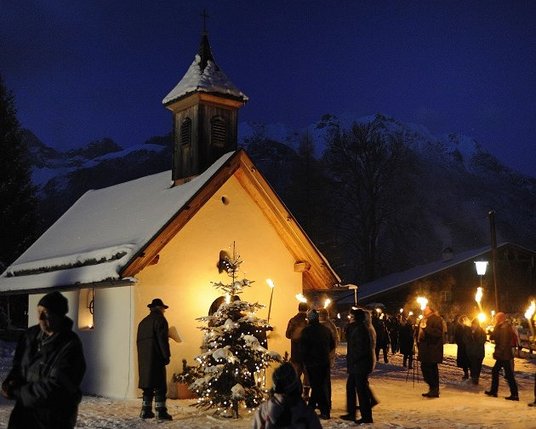 © Olympiaregion Seefeld, Heinz Holzknecht Kapellenwanderung in Seefeld bei Nacht