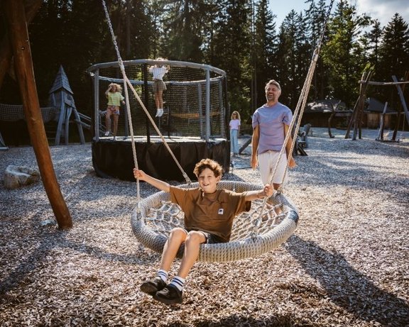 Abenteuerspielplatz auf dem Gelände Familienaktivitäten für die ganze Familie im ausgezeichneten Interalpen-Hotel Tyrol in Seefeld