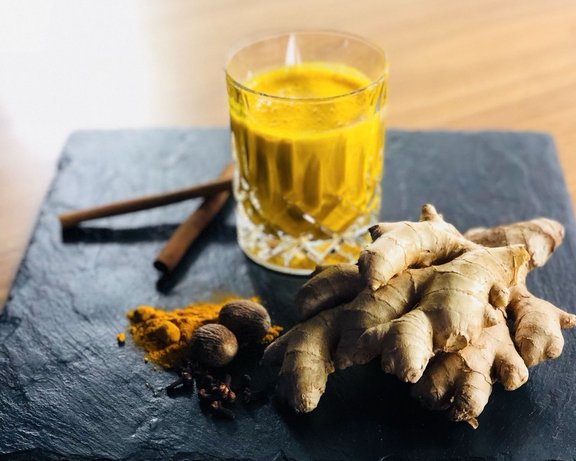 Goldene Milch mit Ingwer und Zimt dekoriert