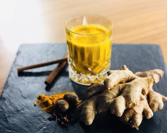 Goldene Milch Goldene Milch mit Ingwer und Zimt dekoriert