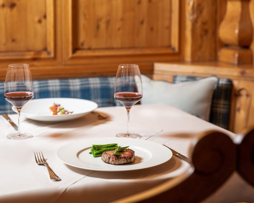 ©Kirchgasser Photography Detailaufnahme eines gedeckten Tisches mit vorzüglichen Speisen in einem Gourmetrestaurant in Seefeld