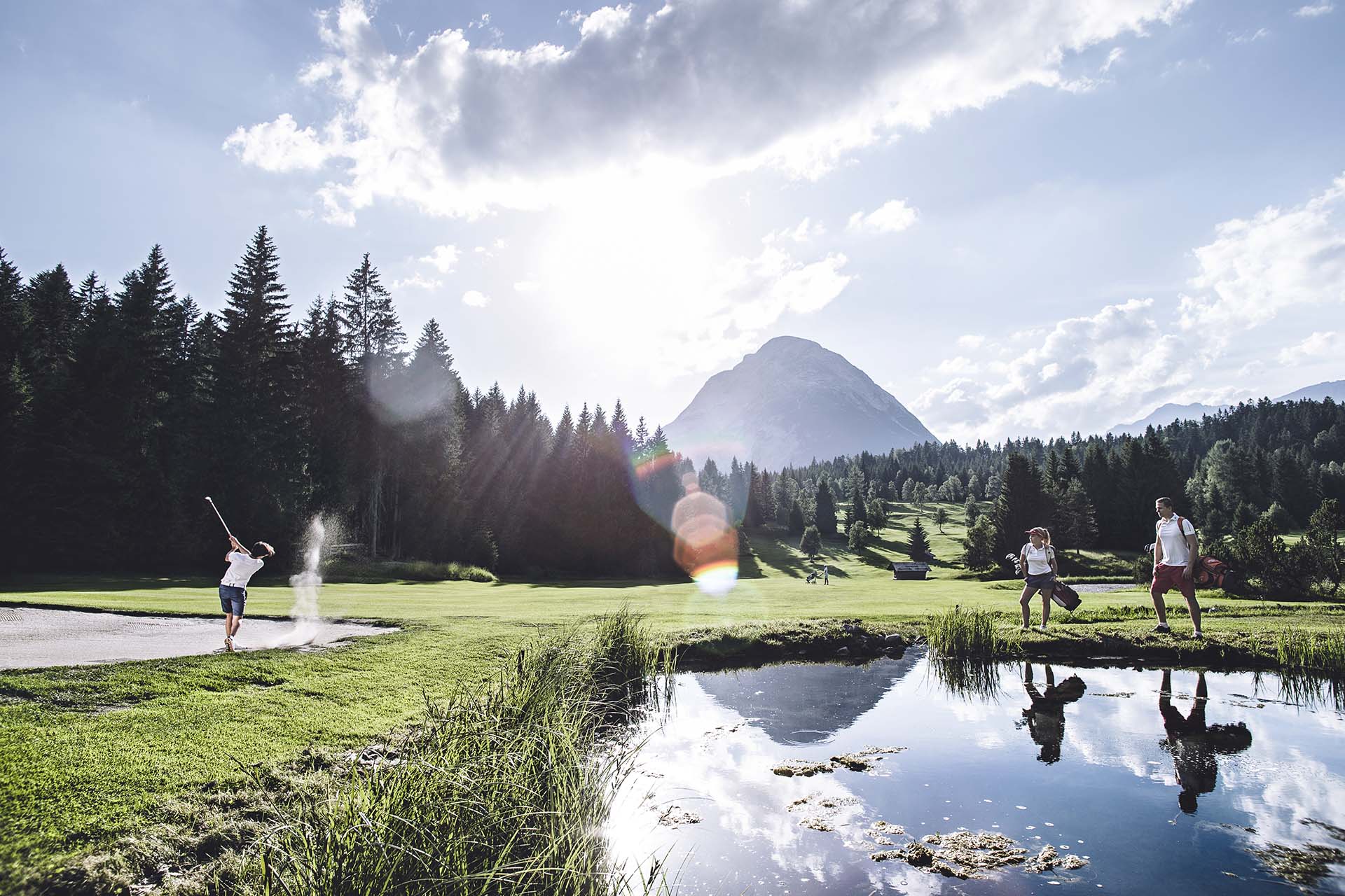 Aufnahme eines großen Sees auf einem Golfplatz in der Nähe des Golfhotels Seefeld