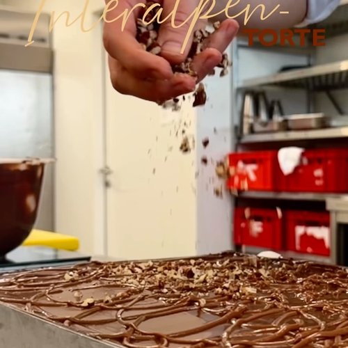 Lernen Sie unsere neue Kreation kennen: die Interalpen-Torte.
Im Interview verrät unser Chef Patissier Manfred, was...