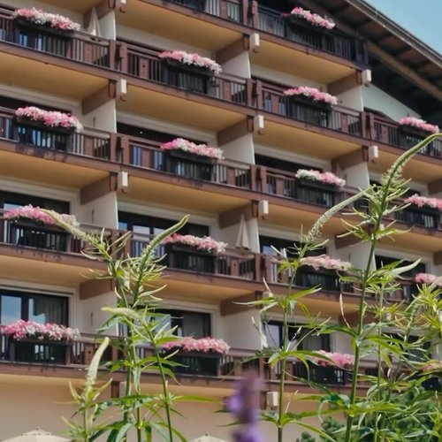 So sieht Sommer im Interalpen aus – zwischen beeindruckendem Bergpanorama, aktiven Momenten in der Natur und purer Ruhe.... So sieht Sommer im Interalpen aus – zwischen beeindruckendem Bergpanorama, aktiven Momenten in der Natur und purer Ruhe....