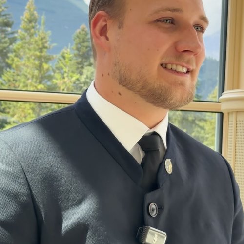 Heute stellen wir Daniel vor, und was es für ihn bedeutet, Sommelier zu sein 🍷✨

—

Today, we are introducing Daniel and...