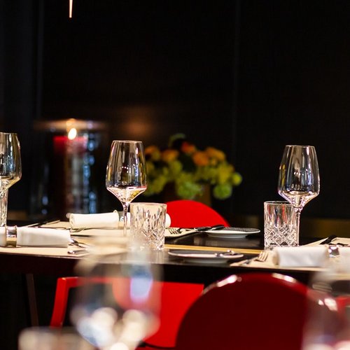 Manche Erlebnisse gehen weit über Kulinarik hinaus.
Unser Chef’s Table ist eine Hommage an Kreativität, Präzision und... Manche Erlebnisse gehen weit über Kulinarik hinaus.
Unser Chef’s Table ist eine Hommage an Kreativität, Präzision und...