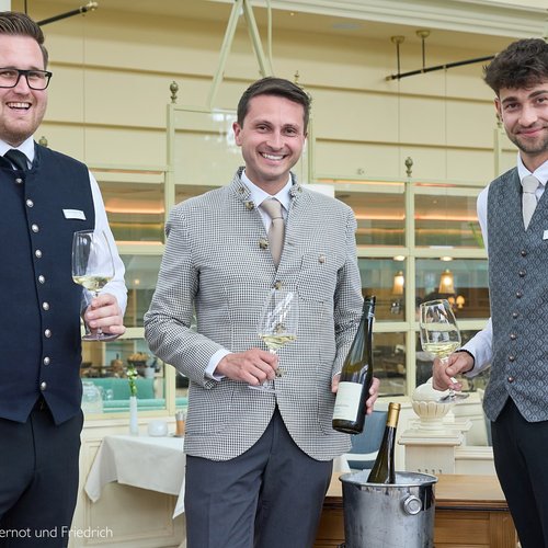Ein Hoch auf unsere neu ausgezeichneten Sommeliers ✨

Wir gratulieren Gernot, Phillip und Friedrich herzlich zum...